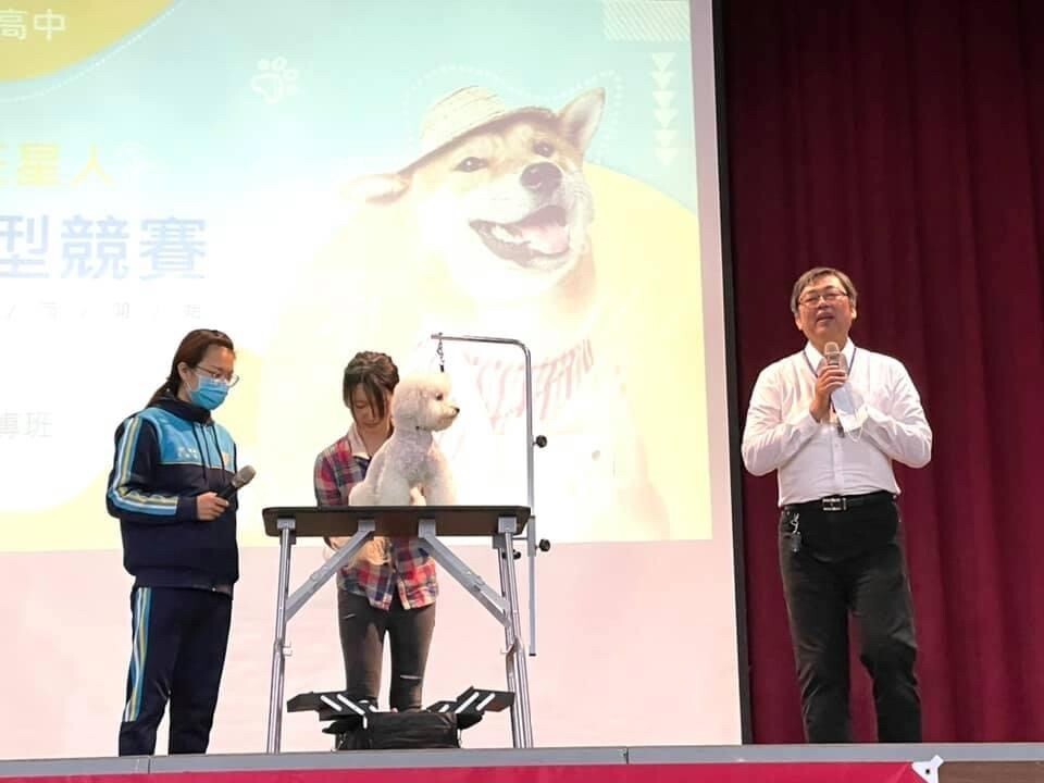 元培醫大寵物保健學程林育興老師及葉毓琪同學應邀於活動中示範寵物美容