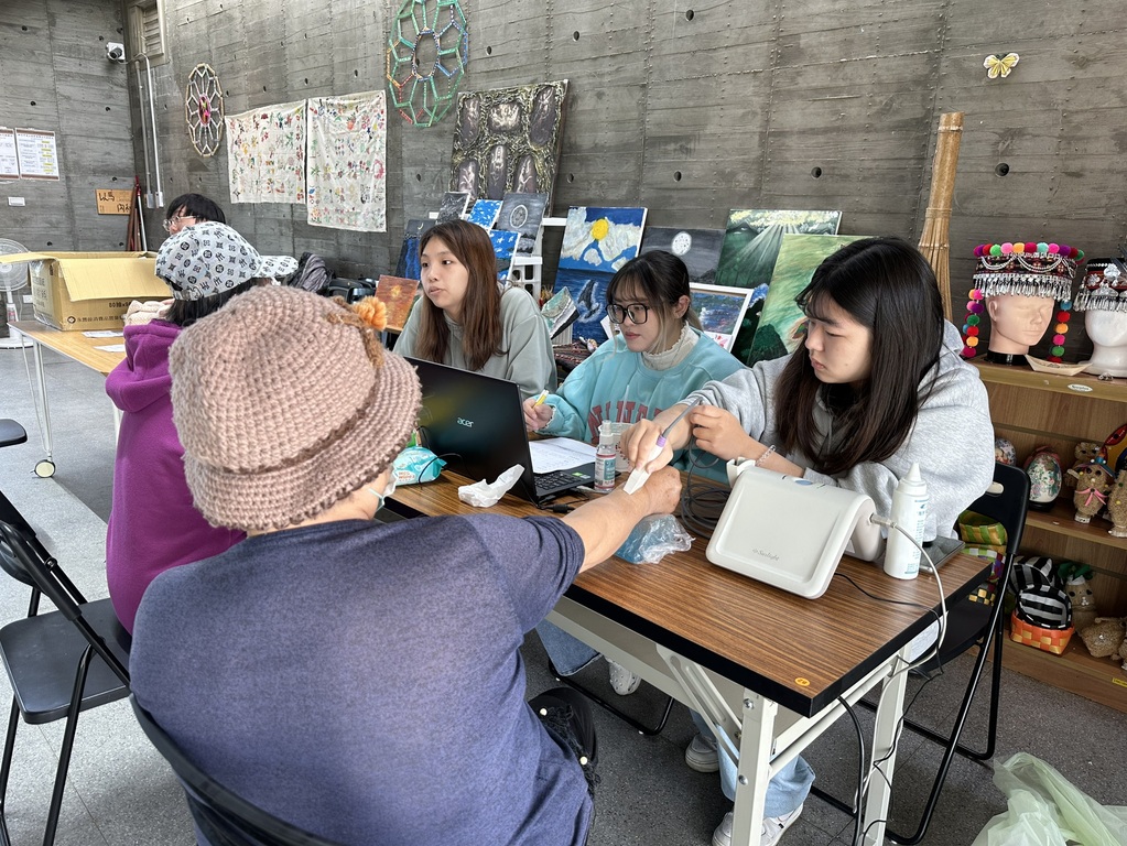 元培原住民族學生資源中心帶領學生前往新竹市那魯灣文健站衛社區民眾做健康檢測服務圖片