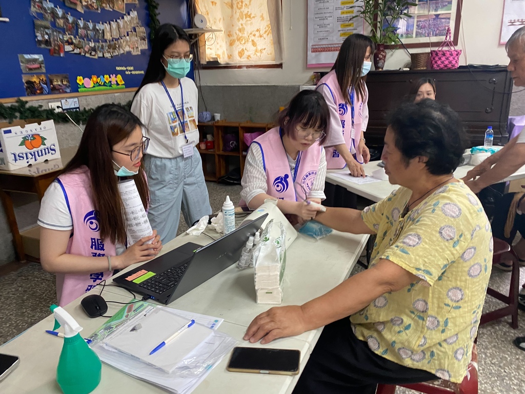 元培醫放系學生協助長輩量測骨質密度