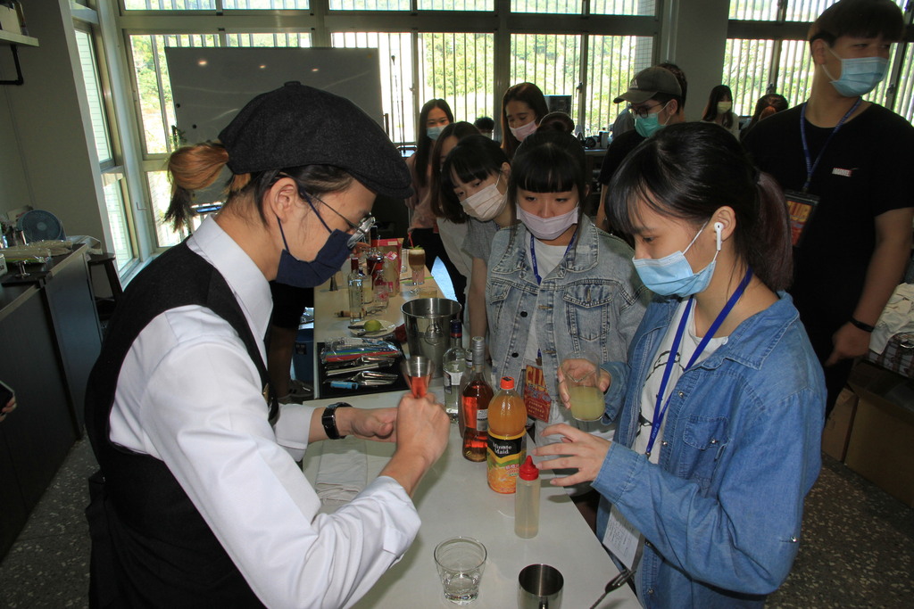 元培餐管系學生(左)協助北區11校課外活動聯盟學生體驗調酒