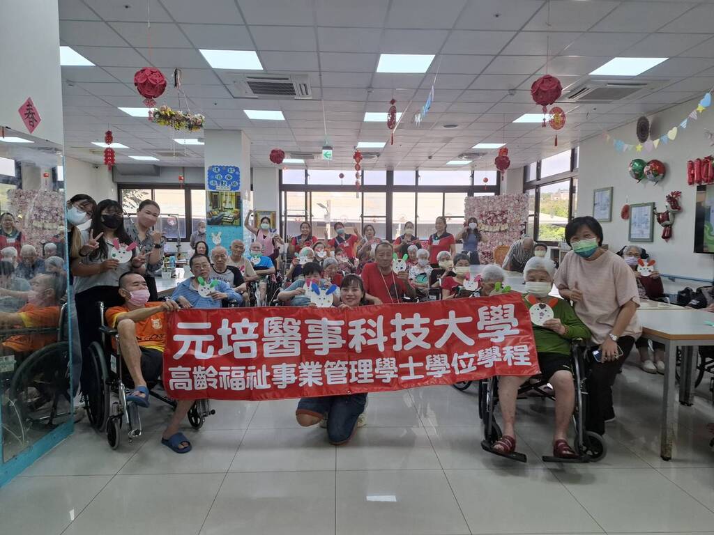 元培高齡學程的學生們與五福護理之家長輩們共度中秋圖片