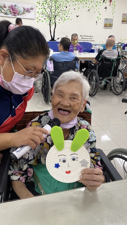 以「玉兔搗藥」的中秋傳說為發想,引導長輩們進行玉兔拼貼創作圖片