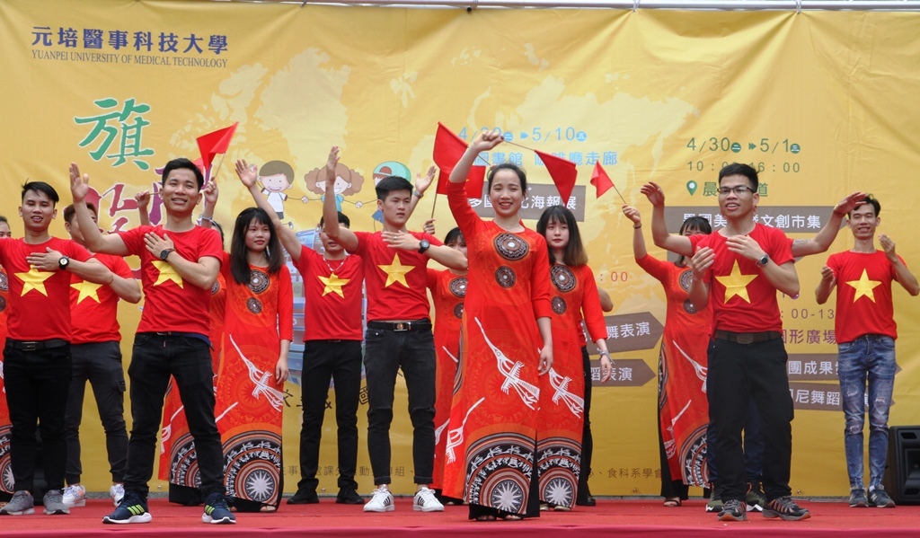 元培餐管系越南同學表演歌唱