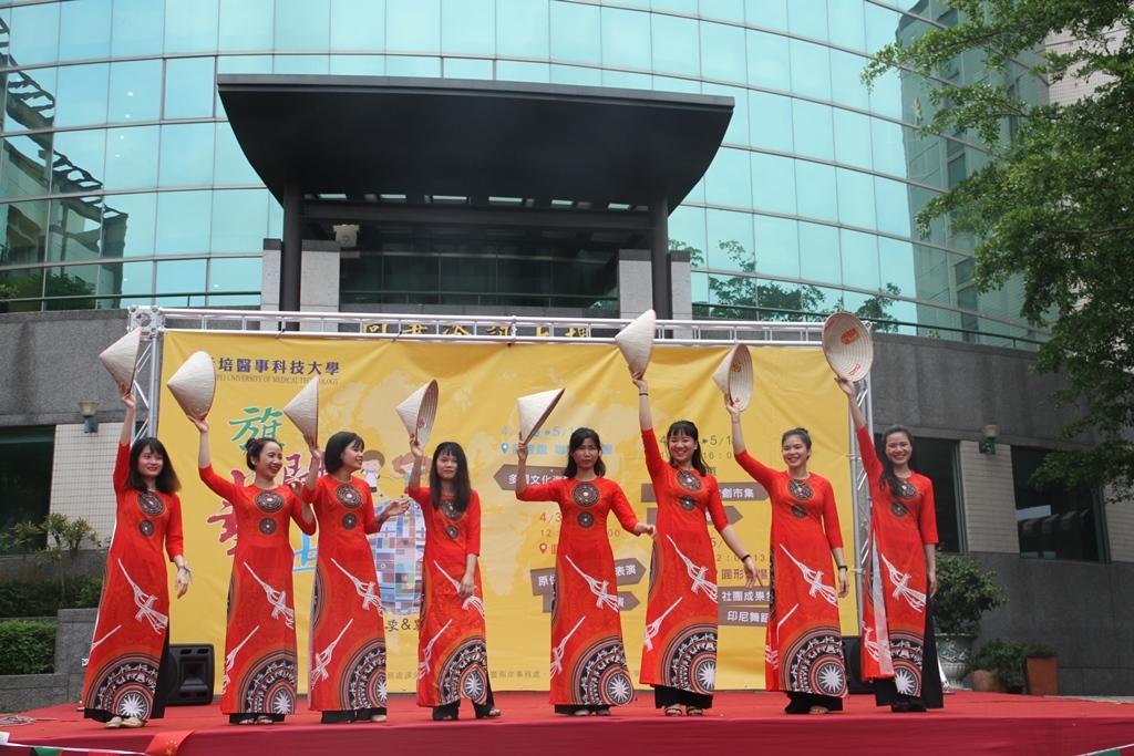元培餐管系越南女同學表演舞蹈