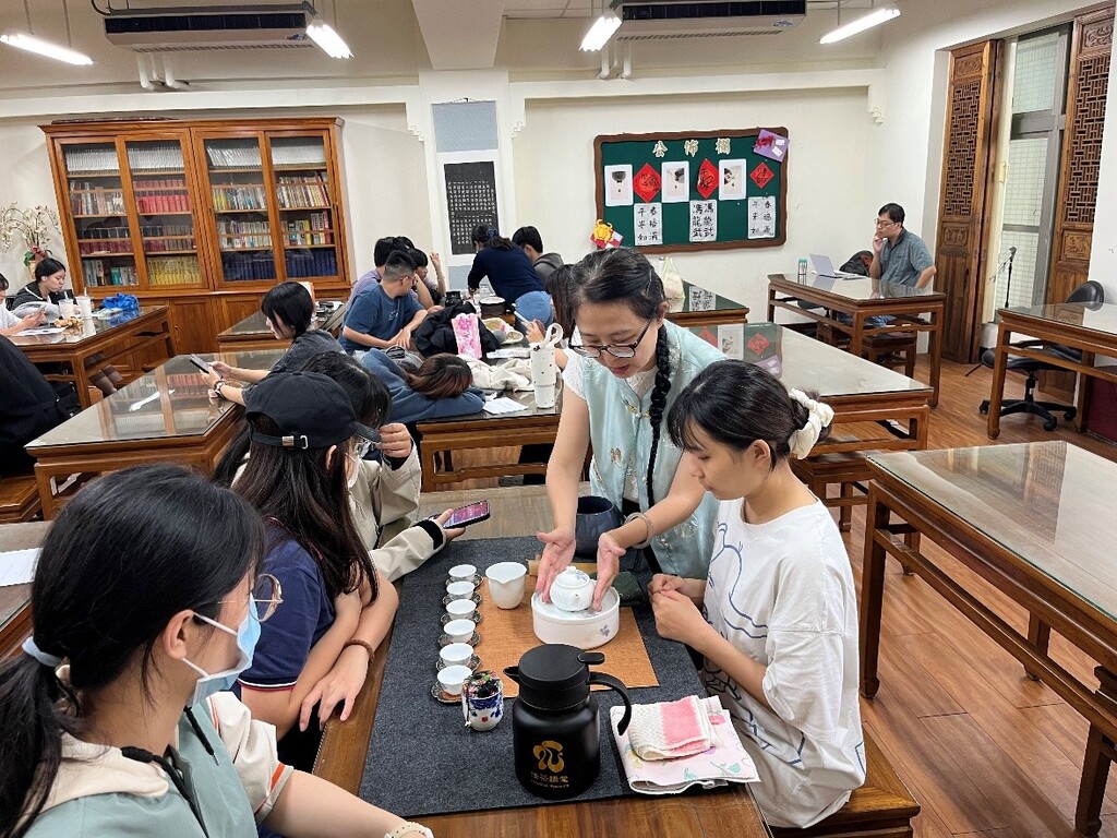 講師黃郁茹(右)帶領學生從泡茶過程學靜心圖片