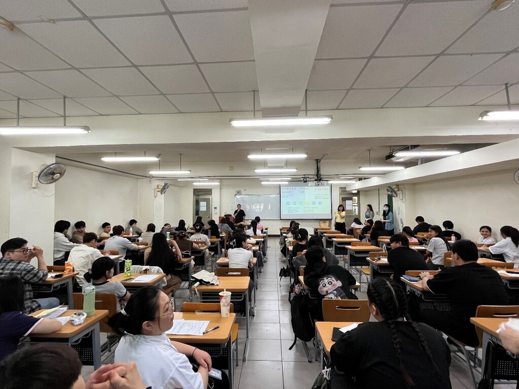 講師黃景揚 (左前)引領學生如何自我照顧圖片