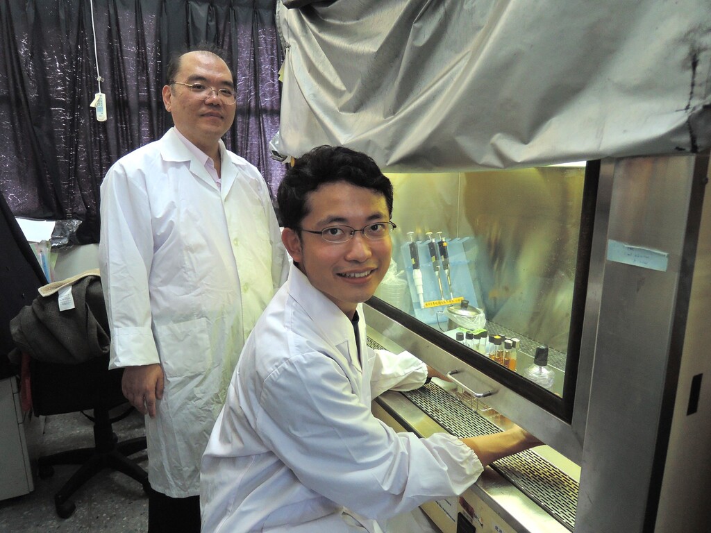 日本別府大學畢業學生河野共喜(前)2020年至元培攻讀食品科學碩士,由林仲聖教授指導