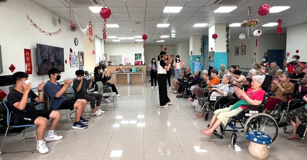元培高齡福祉學程學生陪伴長輩特別設計的上下肢運動，以促進健康