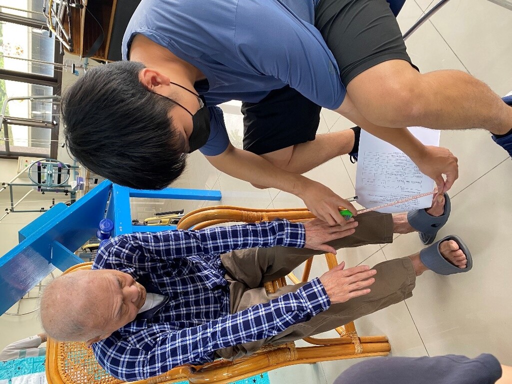 元培高齡福祉學程學生詳細的檢測長輩的體適能