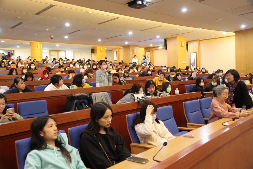 楊玲玲教授蒞校演講元培學生座無虛席並於會後提問