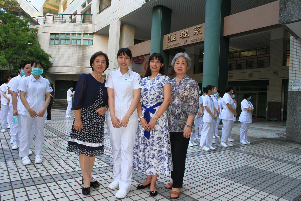 護理系加冠生致詞代表許銘珊的家人出席表達支持