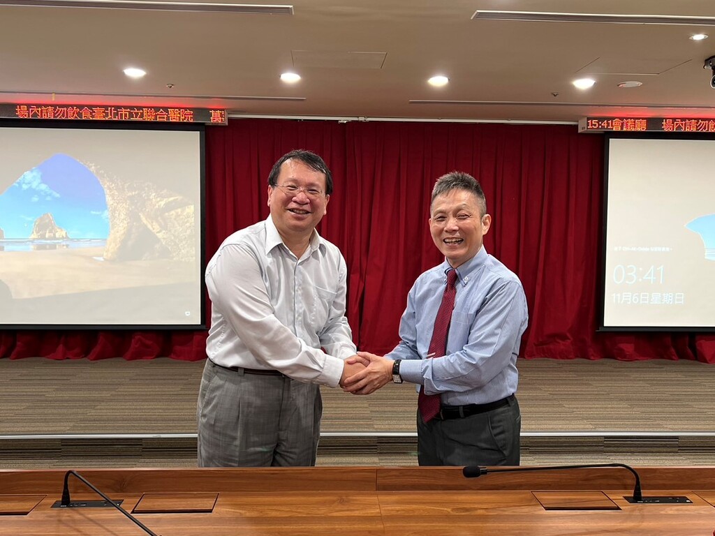 視光系葉豐銘主任(左)從前任賴裕源理事長接任台灣眼視光學會第7屆理事長