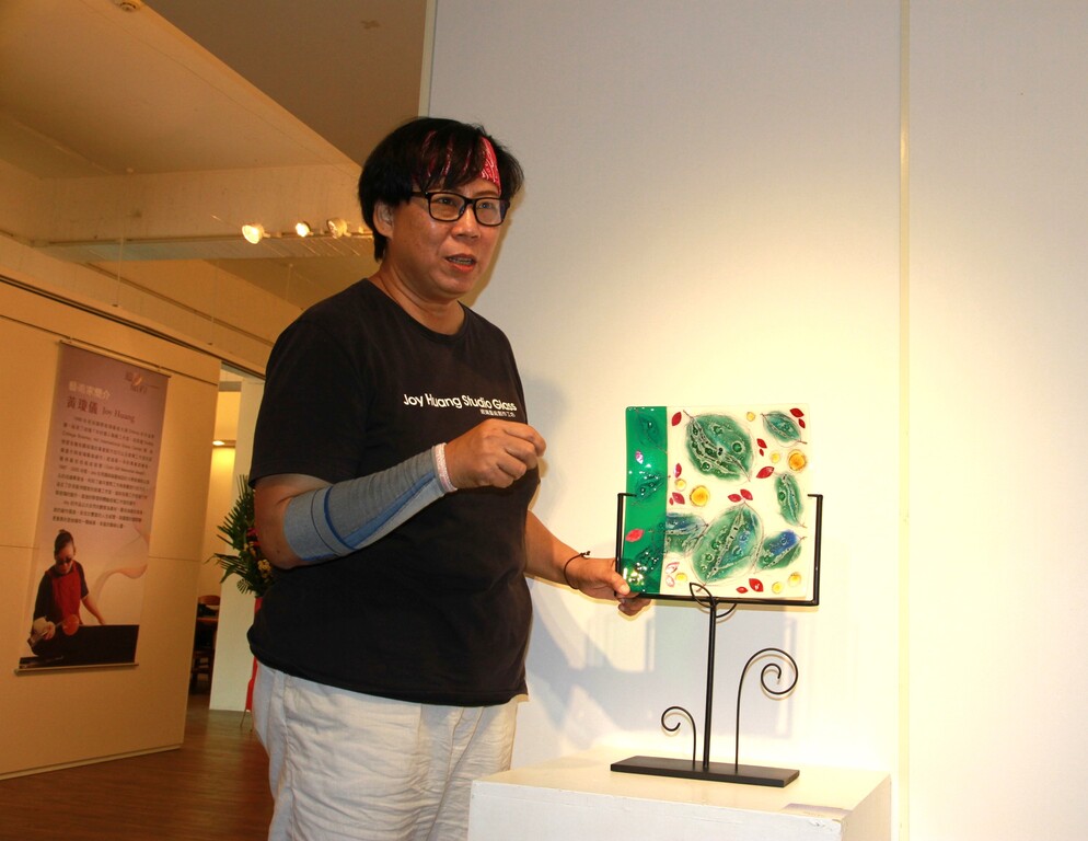 玻璃藝術家黃瓊儀在元培個展,強調藝術作品生活化