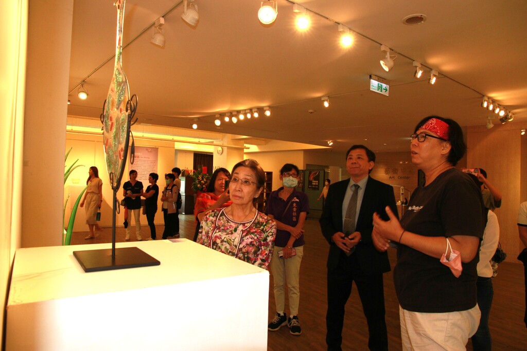 玻璃藝術家黃瓊儀(右一)為元培師長及參觀者導覽作品
