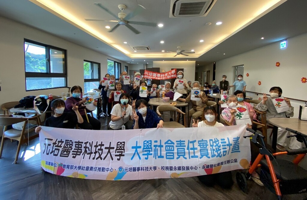 元培高齡健康照護系簡惠卿老師(中藍衣)帶領系上學生與松慈日照中心長輩們大合照圖片