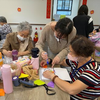 「手撕康乃馨畫」手作課程，元培健康高齡照護系學生陪伴長輩們完成一幅幅象徵祝福與感恩的康乃馨作品 - 複製