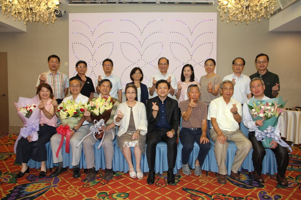 元培112學年第二學期退休餐會與會師長合影