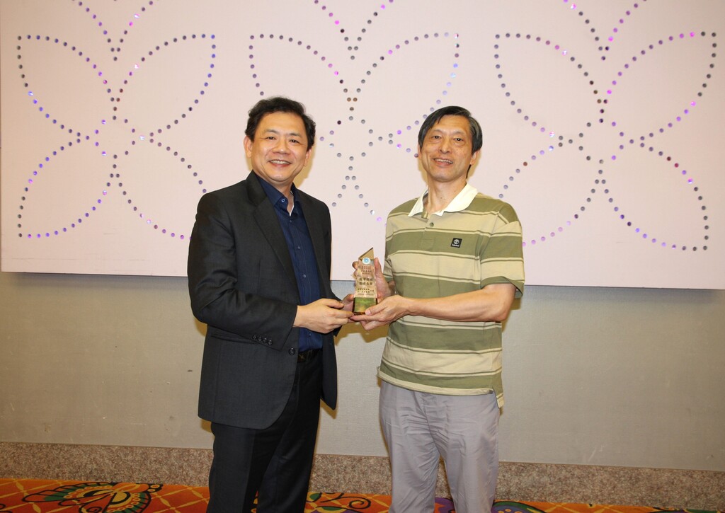 元培校長王綮慷致贈退休紀念品給王愛義教授,特別感念2人同時擔任學院院長「大小王院長」情誼