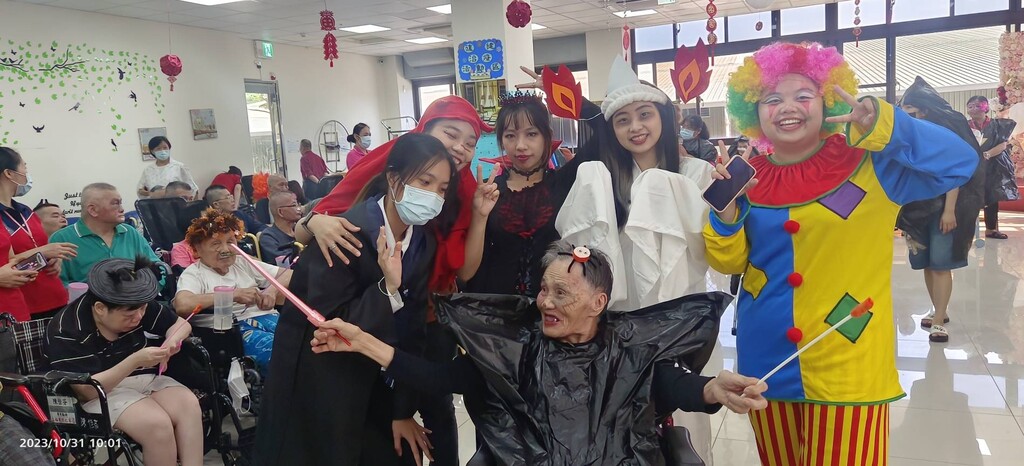 在元培高齡學程學生陪伴下,機構長輩體驗萬聖節氣氛
