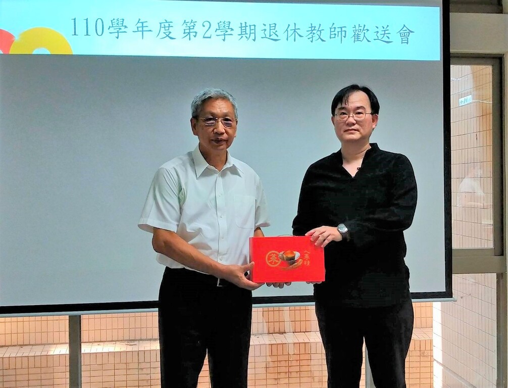 元培蔡世傑代理校長(左)致贈禮品給蔡文翔老師