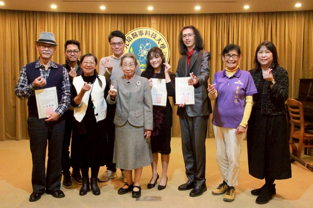 元培蔡雅賢董董事長(左三)與出席藝術中心特展開幕音樂會演出者與貴賓合影，表達歡迎與感謝圖片