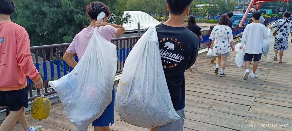 元培環衛系學生連續兩場淨灘行動共清出10大袋的垃圾