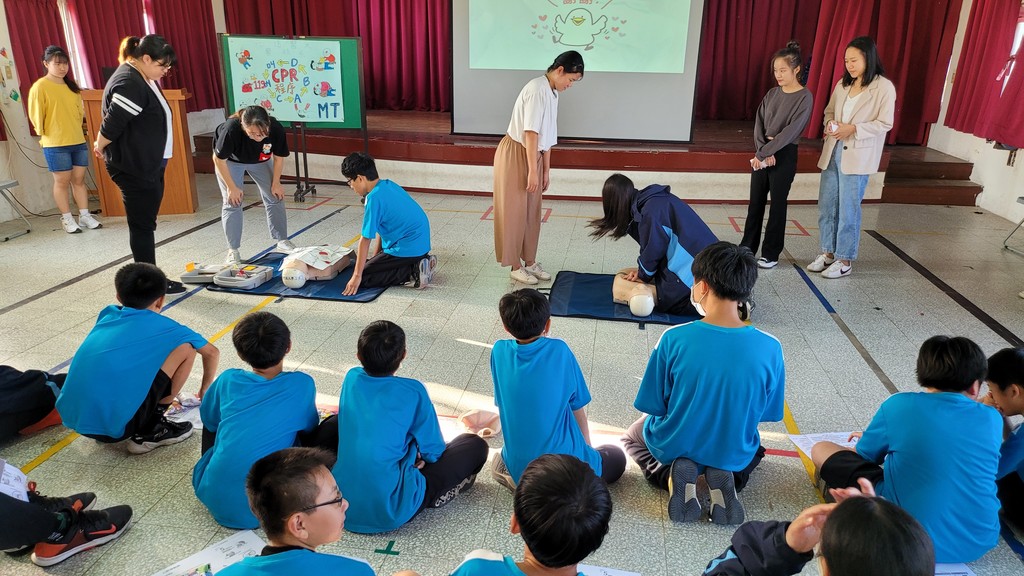 元培醫檢系學生在鳳岡國中宣導CPR與AED急救常識與實作