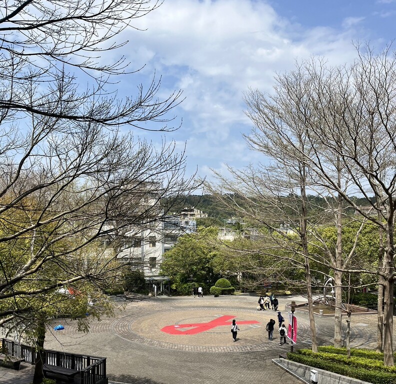 元培校園出現紅絲帶地景,象徵關注愛滋病防治問題