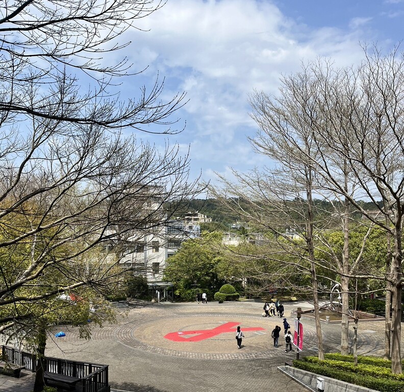 元培校園出現紅絲帶地景，象徵關注愛滋病防治問題