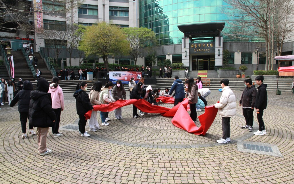 元培師生參與紅絲帶地景布置,關注愛滋防治議題