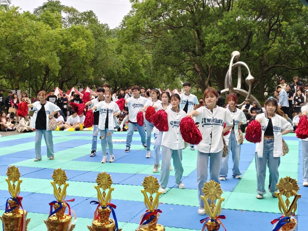 每年校慶園遊會各系創意啦啦比賽都是全場焦點