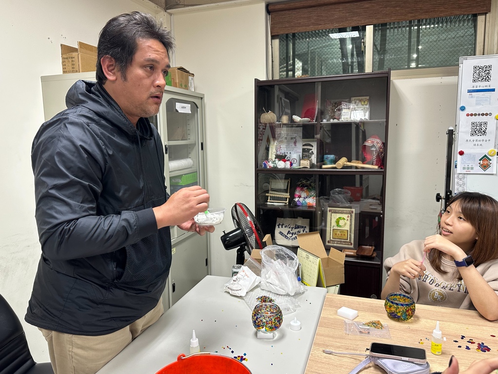原民色彩馬賽克燭台手作活動邀請阿美族族人方乾懿老師指導圖片