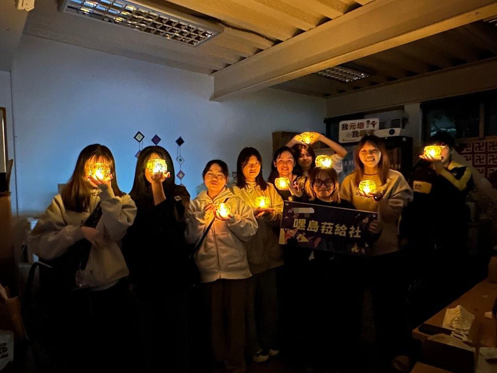 原民色彩馬賽克燭台手作活動 點亮校園的文化光影圖片