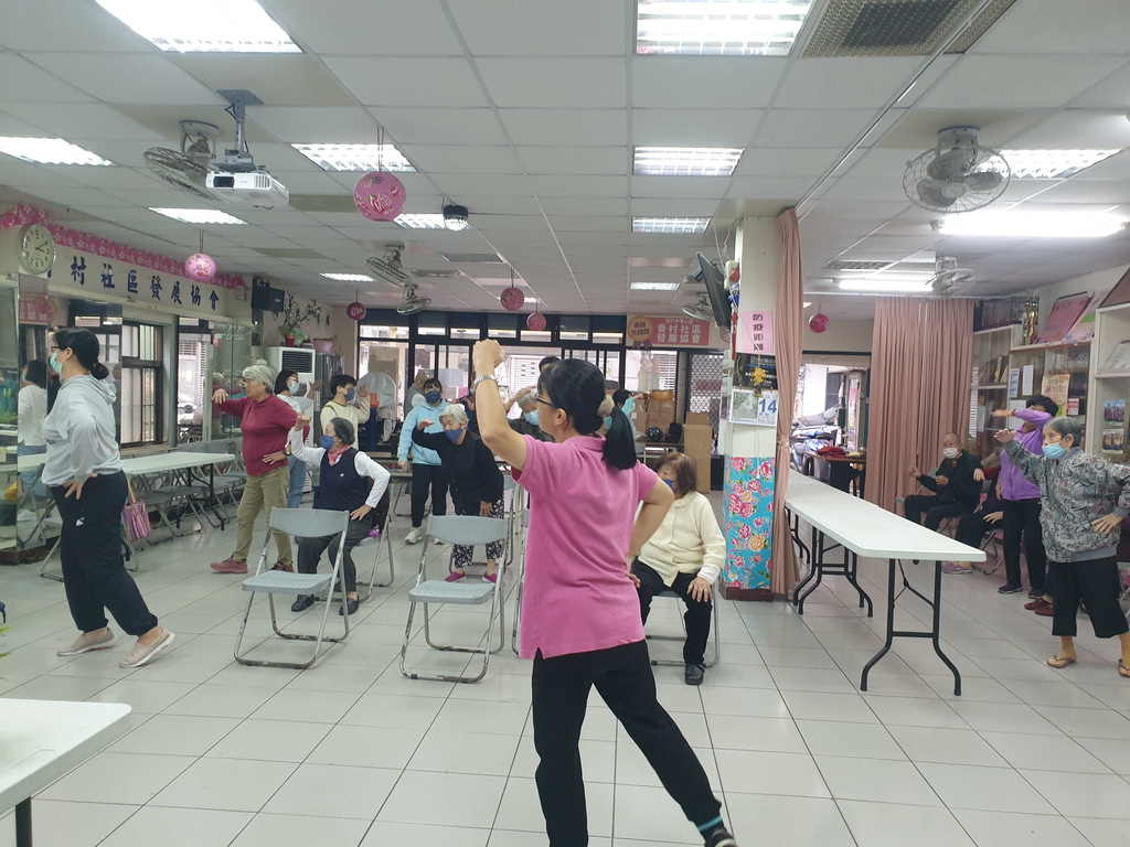 護理系學生帶領香村里長照中心長者做團康活動及跳舞