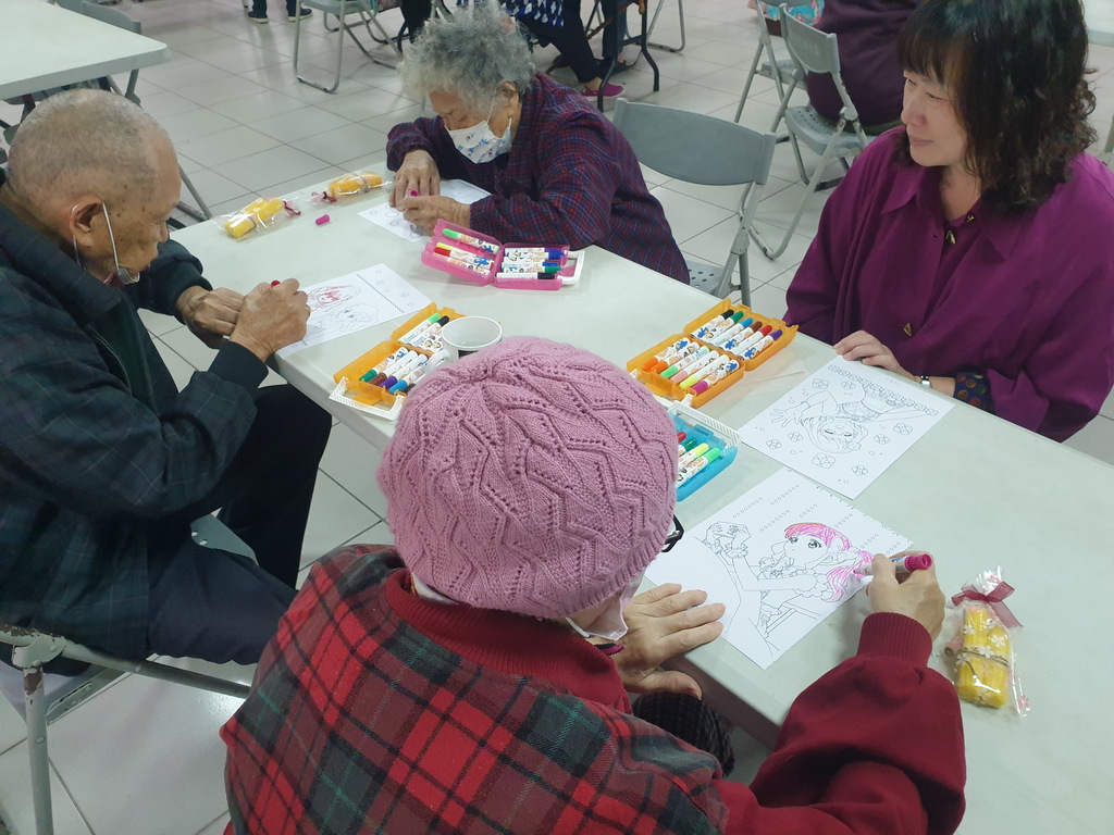護理系師生陪伴香村里長照中心長者畫圖訓練創造力