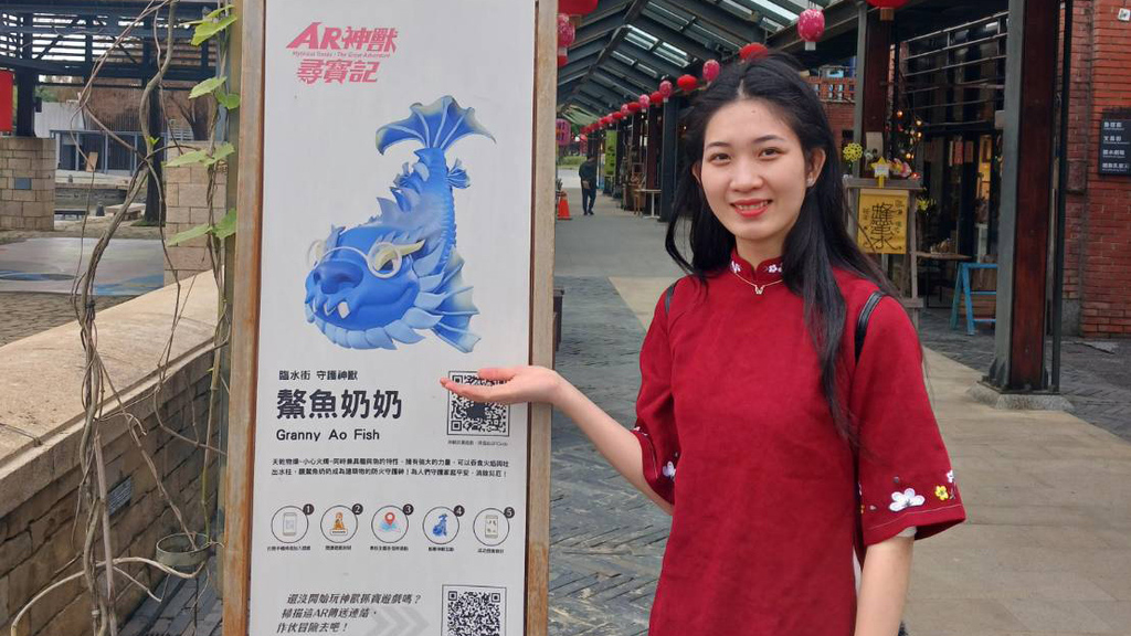 來自越南的學生特別穿上傳統服裝「奧黛」,在傳藝中心留下許多珍貴的回憶照片