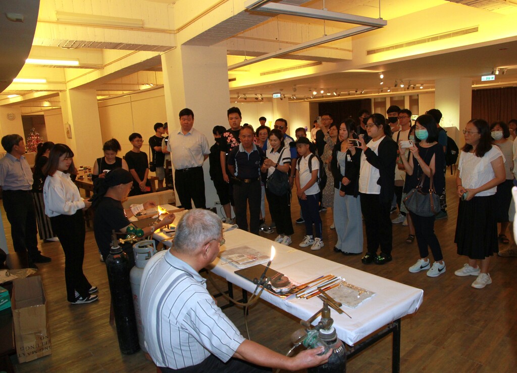 元培舉玻璃展,許鈞淵與李蓮春老師現場示範燒製技術,讓師生大開眼界。
