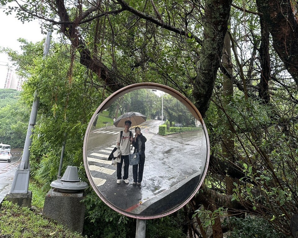 元培環衛系越籍學生阮氏淵、韋文雄冒雨又迷航仍不放棄參賽(韋文雄提供)圖片