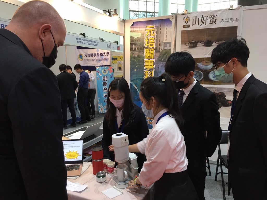 元培學生在高雄國際發明競賽現場展示烘蒸沖多功能泡茶機