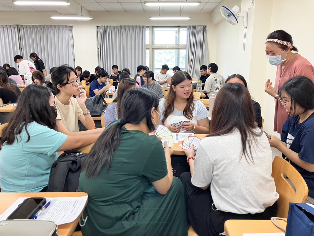 講座中「團體搶牌」活動，讓學生藉此發掘自身的性格特質能力圖片