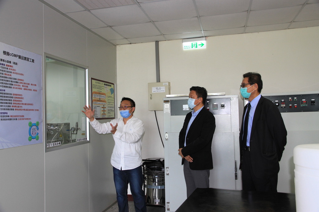 美兆集團丁平頤執行長(中)與朱大維總院長(右)參觀元培生技製藥系模擬製藥中心