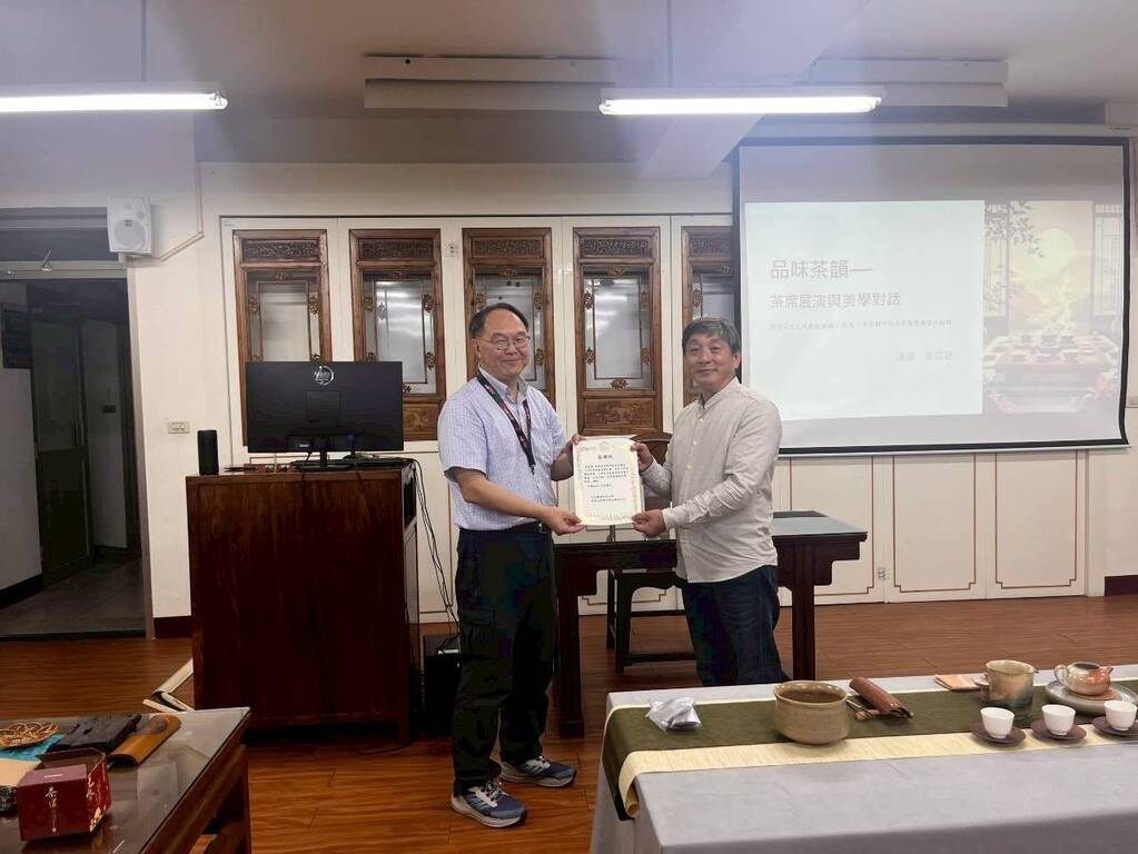茶陶文創學位學程張宜煌主任(左)致贈秦嘉銘老師感謝狀圖片