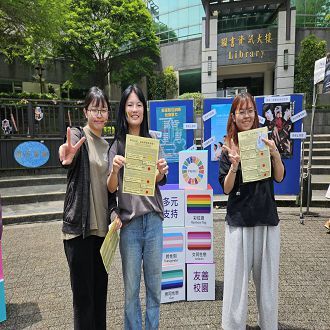 元培學生在丹寧日活動打卡拍照以行動支持