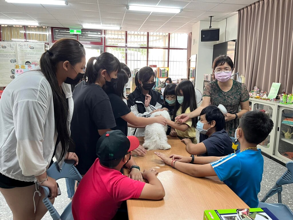 元培護理系王秀禾老師教導學生如何與狗狗吉米相處，培養學童愛護動物的觀念