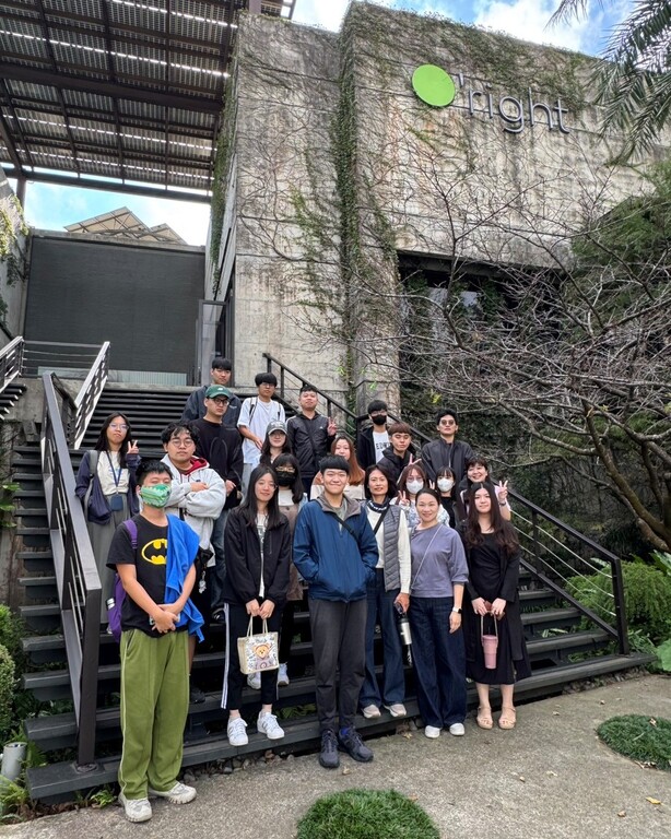 元培師生站在極具特色的歐萊德綠建築總部前留影圖片
